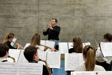 Simon Kissling dirigiert die Jugendmusik Regio Sissach